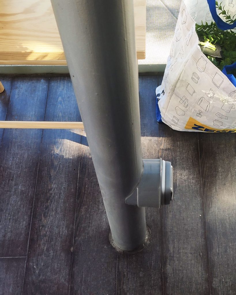 05-DISEÑO-OCTOPUS-ENERGY-REBEL-CAPYBARA Detalle enchufe sobre poste metálico circular.Por Rebel Capybara Studio.